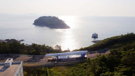 지난해 10월 누리호 1차 발사 때 발사장으로 옮겨지는 누리호 모습.  항우연 제공